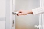 تفسير رؤية طرق الباب وفتحه في المنام 5 تفسير حلم فتح الباب بدون مفتاح للفتاة العزباء