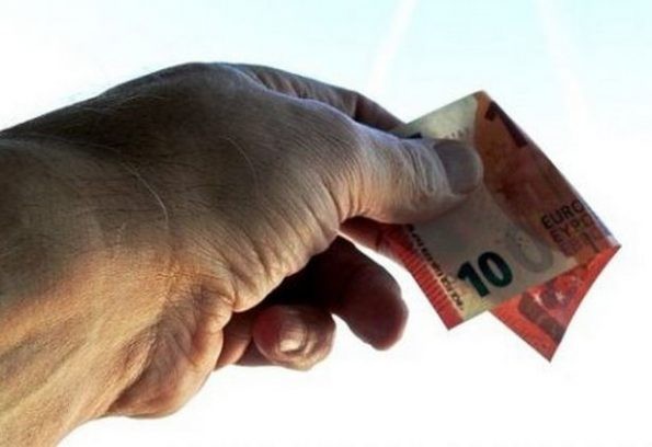 إعطاء الميت فلوس 595x408 1