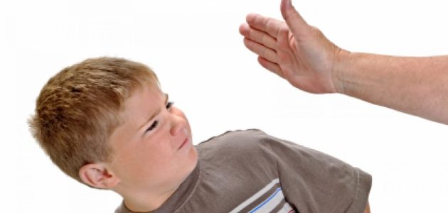 تفسير حلم الأب المتوفي يضرب ابنه في المنام 
