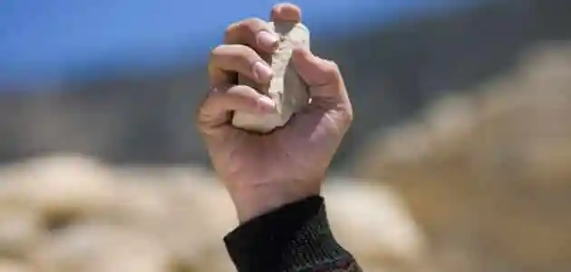 تفسير حلم رمي الحجر على شخص يدل على التخلص من الهموم والمشاكل بإذن الله تعالى.  ما تفسير حلم السقوط من مكان مرتفع والنجاة؟ يؤول إلى تحول حياة الرائي للأفضل في الفترة المقبلة. 