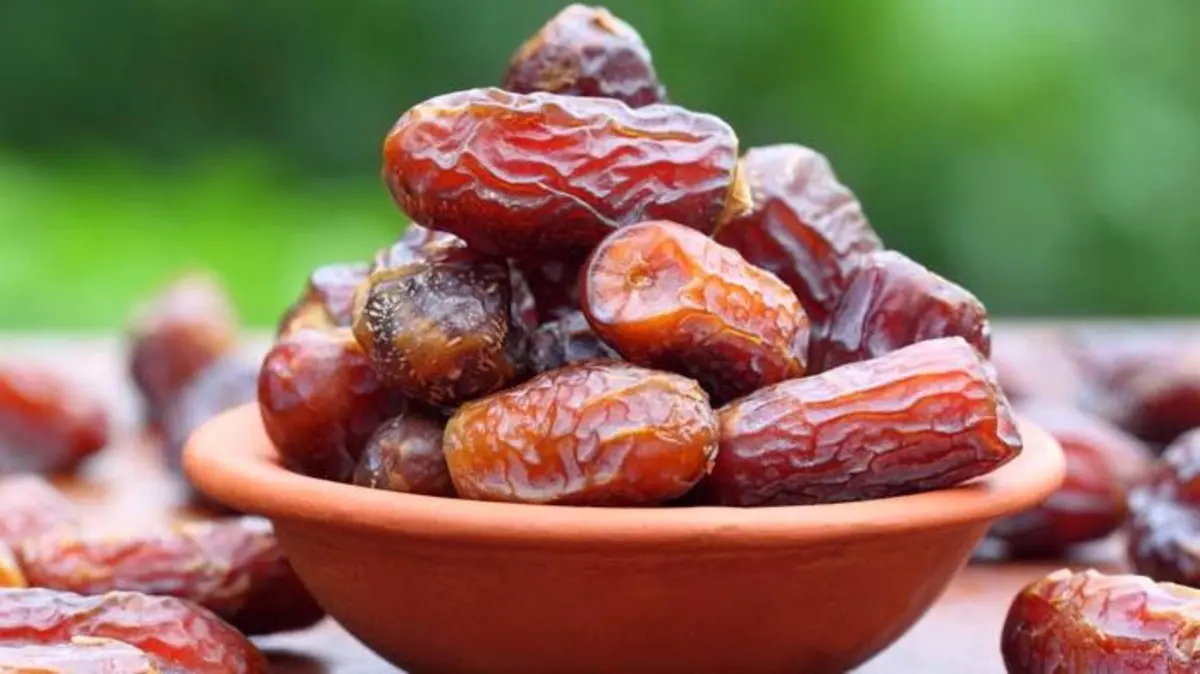 تفسير حلم أكل التمر في المنام للعزباء