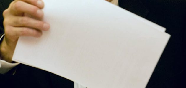 تفسير حلم أخذ ورقة من شخص
