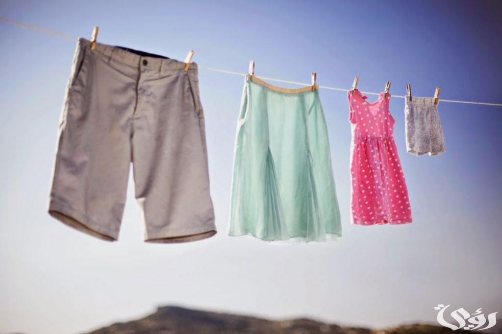 تفسير حلم إعطاء الحي للميت ملابس