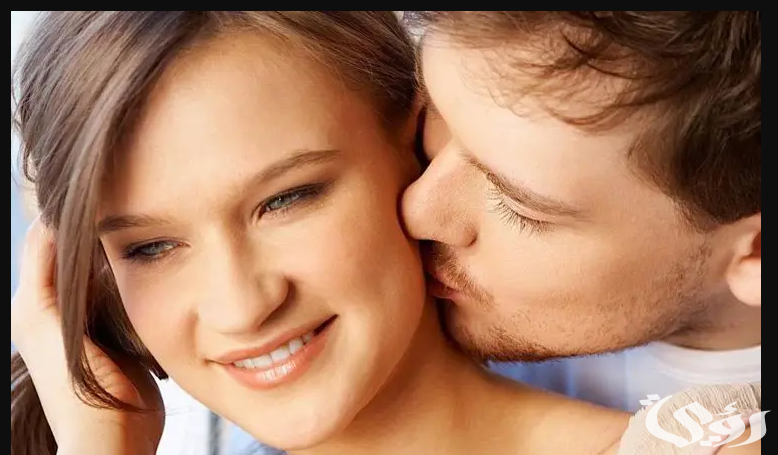 تفسير حلم شخص اعرفه يقبلني على فمي