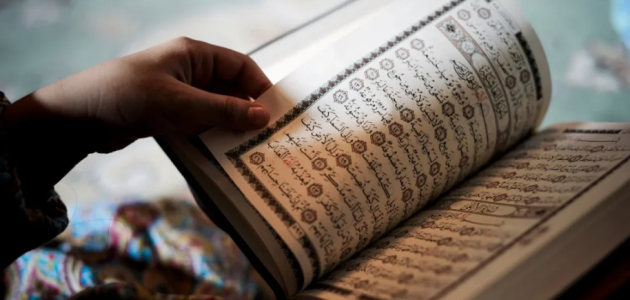 تفسير رؤية شخص ميت يقرأ القرآن