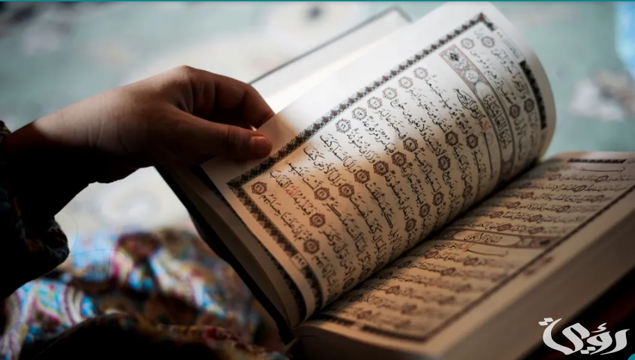 تفسير رؤية شخص ميت يقرأ القرآن