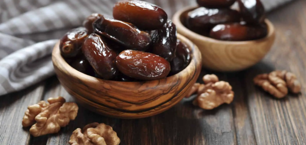 تفسير رؤية الميت يأكل تمر