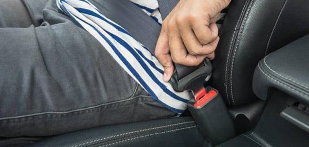 متى تنزل مخالفة عدم ربط الحزام للراكب؟