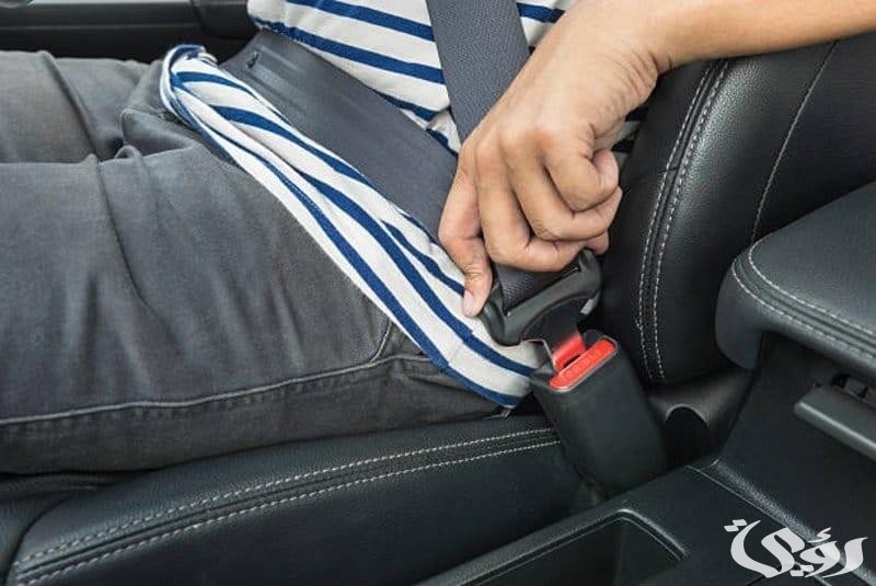 متى تنزل مخالفة عدم ربط الحزام للراكب؟