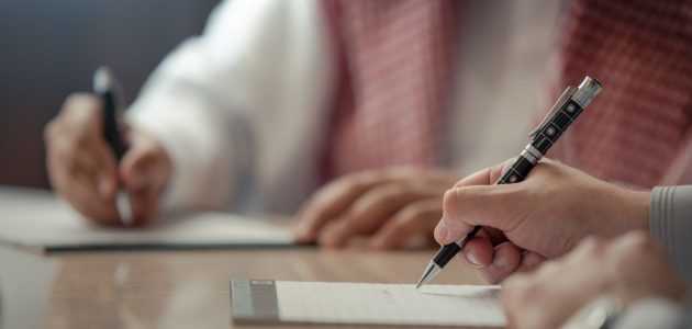 كم راتب المحامي في السعودية بالريال؟