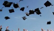 عبارات تكتب على قبعة وتيشرت التخرج 2026 “فخمة وجديدة”
