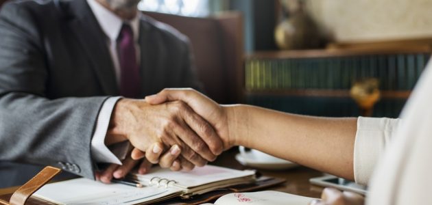 كيف تكون نسبة أرباح الشراكة بين شريكين بالمال والجهد؟