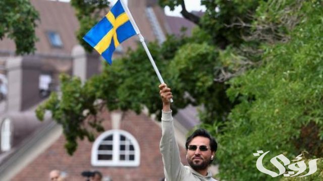 هل سلوان موميكا شيعي؟