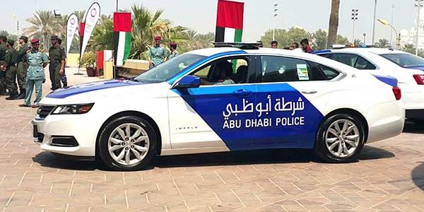 الشرطة توزع بطاقات وقود مجانية للسائقين في أبو ظبي