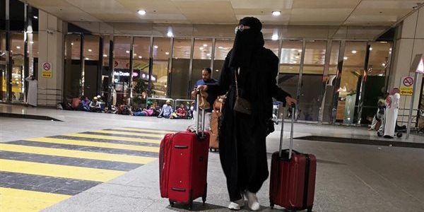 هل يلزم تصريح سفر من ولي الأمر للزوجة أو الابنه فوق 22 سنة