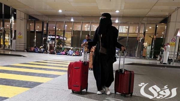 هل يلزم تصريح سفر من ولي الأمر للزوجة أو الابنه فوق 22 سنة؟.. "الجوازات" توضح 2 هل يلزم تصريح سفر من ولي الأمر للزوجة أو الابنه فوق 22 سنة