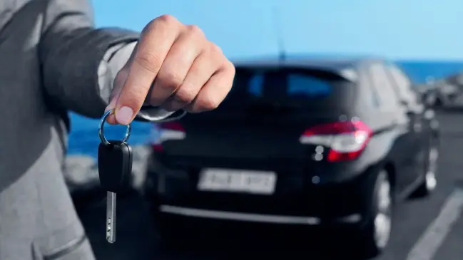 هل يمكن نقل ملكية المركبة لشخص لا يملك رخصة قيادة؟