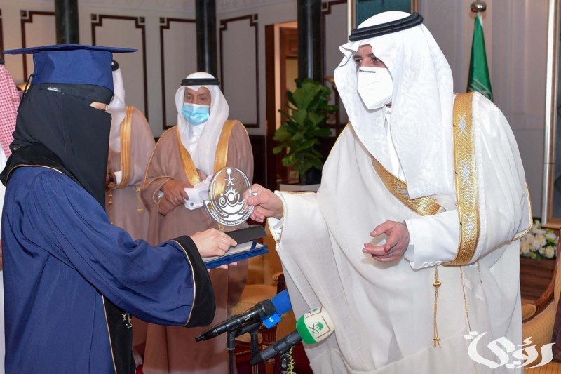 أمير تبوك يهنئ الفائزين بجائزة التفوق العلمي والتميز 3 أمير تبوك للفائزين بجائزة التفوق العلمي والتميز: لديكم طموح ونفتخر بكم