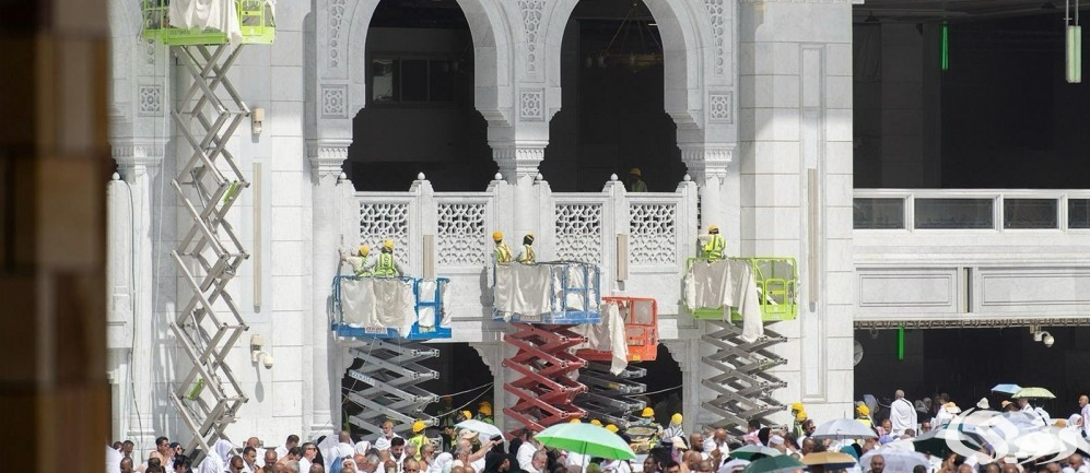 حجاج بيت الله الحرام يؤدون طواف الإفاضة وسط منظومة خدمات متميزة