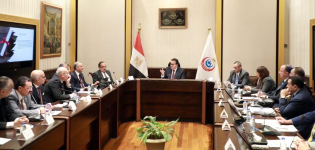 وزير الصحة يجتمع بنوابه الثلاثة لوضع أسس وخطط العمل خلال الفترة المقبلة