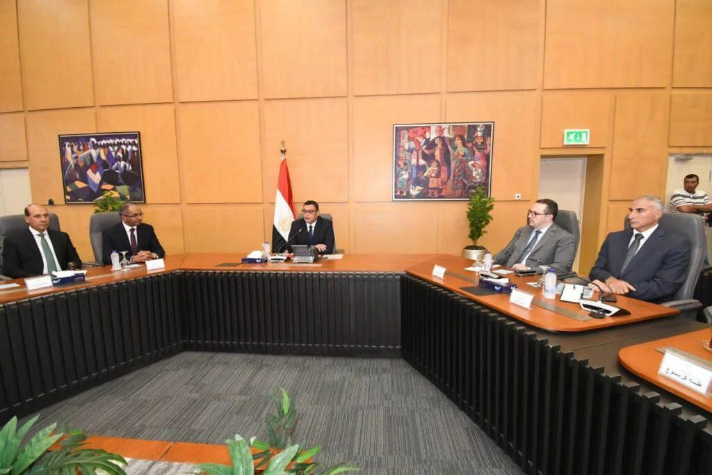 وزير الإسكان الجديد يعقد أول اجتماعاته مع مسؤولي القطاعات وينقل لهم تكليفات الرئيس