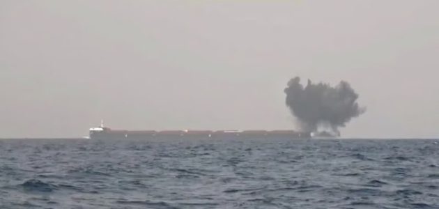أمريكا تعلن تدمير 3 مُسيَّرات وزورق للحوثيين.. والجماعة تطلق صواريخ باليستية