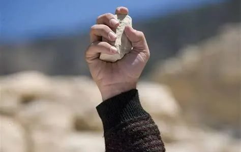 تفسير رؤية شخص مجهول يرميني بالحجارة في المنام
