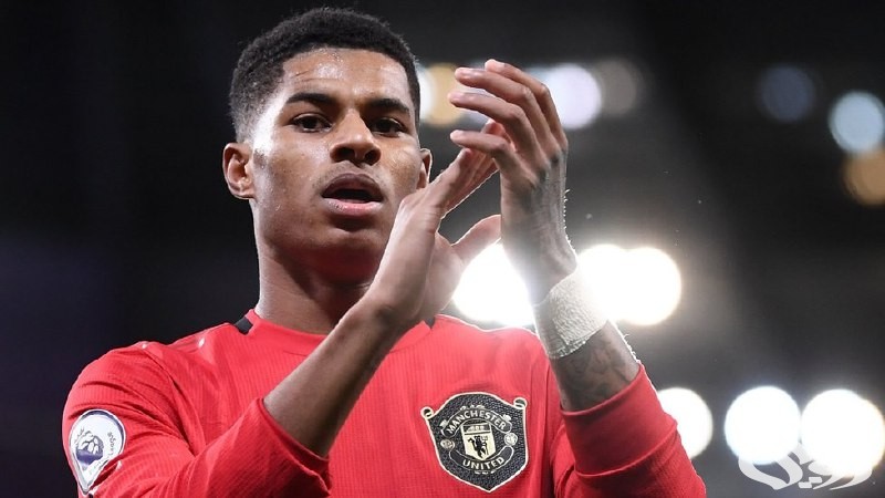 صراع شتوي مبكر .. صفقة الأهلي تعرقل انتقال مهاجم مانشستر يونايتد إلى باريس سان جيرمان