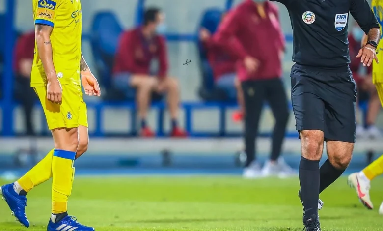 تعيين الحكم الحنفوش لمباراة النصر والاتفاق: تباين الآراء بين الجماهير حول القرار