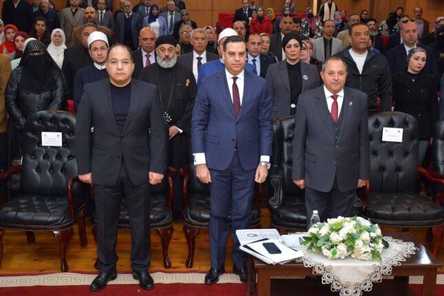 محافظ بورسعيد يهنئ أبناء المدينة بمناسبة العام الجديد خلال جلسة المجلس التنفيذي