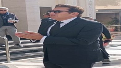 هاني رمزي يوجه نداءً إنسانيًا للصحفيين خلال جنازة والدته الراحلة