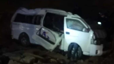 إصابة 12 شخصاً في انقلاب ميكروباص بصحراء المنيا: تفاصيل الحادث المؤسف