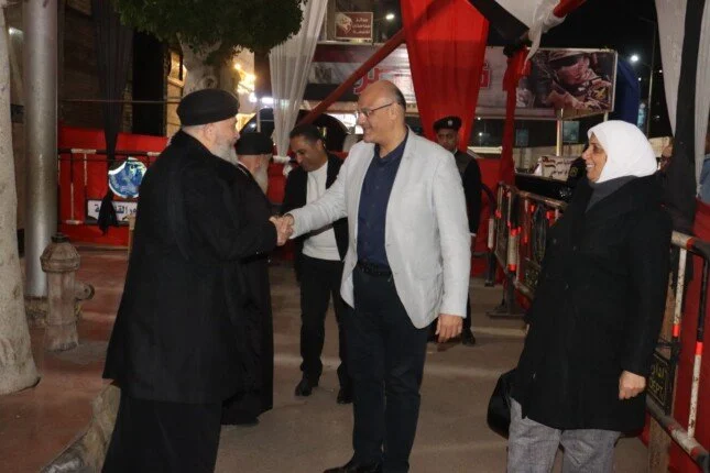 محافظ القليوبية يزور كنائس بنها ويقدم التهاني للمسيحيين بمناسبة رأس السنة الميلادية