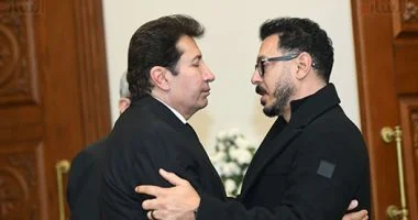 مصطفى شعبان يتقدم مشيعي جنازة والدة هاني رمزي: لحظات مؤثرة في وداع الراحلة