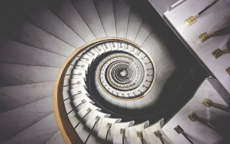 تفسير حلم تنظيف الدرج للمتزوجة: دلالات جديدة قد تفاجئك