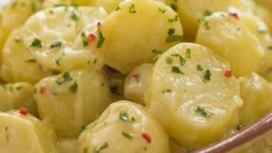 خطوات سهلة لتحضير سلطة البطاطس الشهية في منزلك