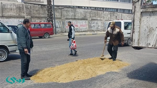 إصلاح هبوط أرضي بشارع كوبري ذو الفقار في غرب الإسكندرية وردم حفر بعدة مناطق