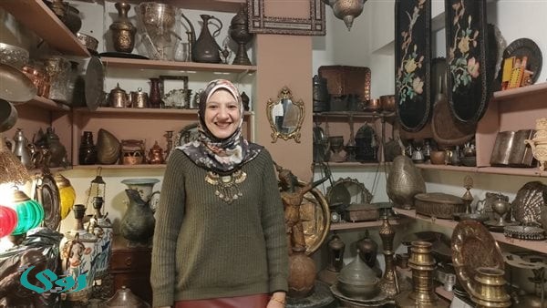 انتيكات من عصور مختلفة… سيدة تروي التاريخ بمتجرها بشارع المعز (فيديو)