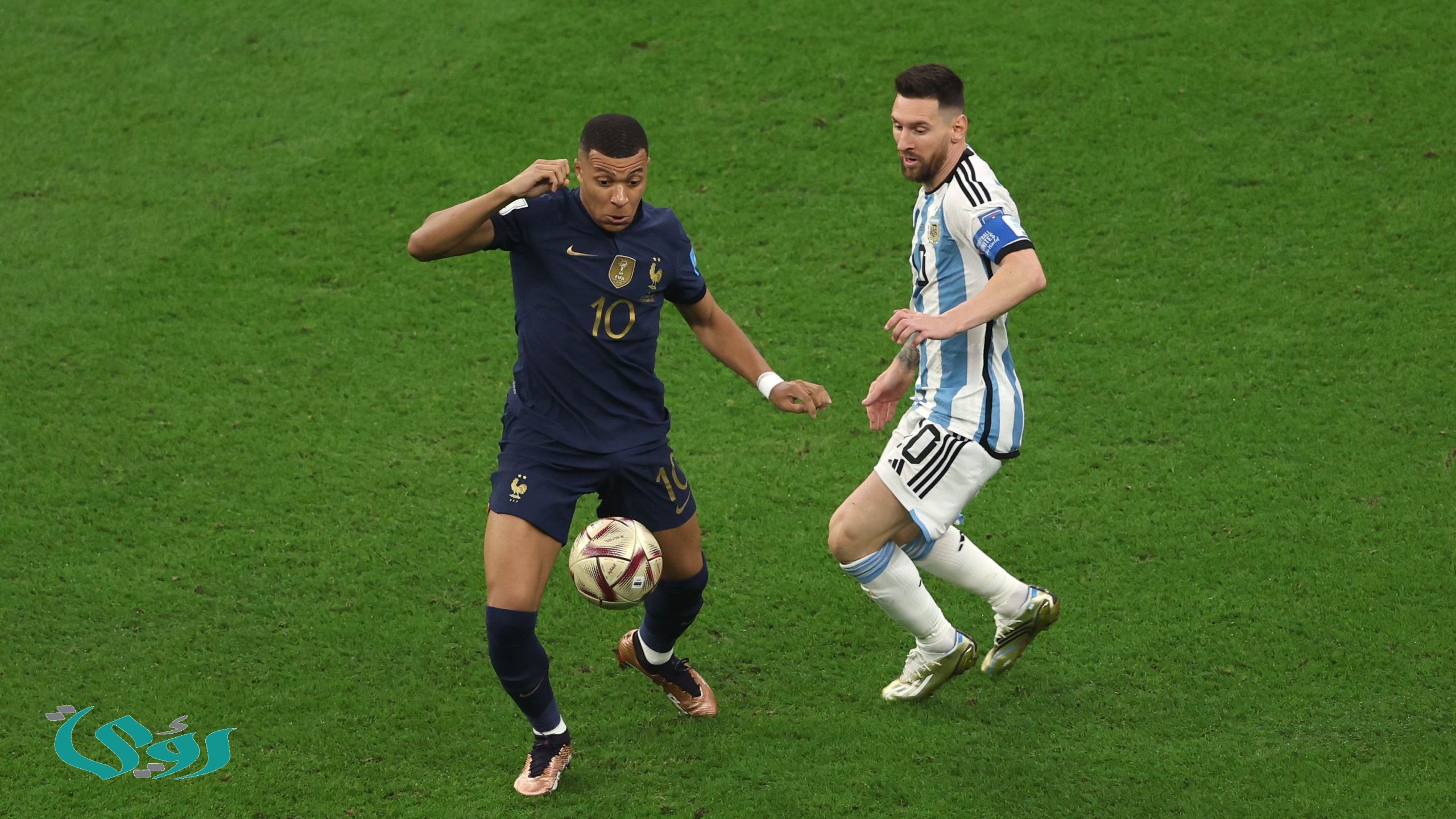 بالفيديو: طاولة واحدة.. طفل يخطف كأس العالم من أيدي ميسي ورونالدو ومبابي
