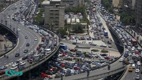 كثافات مرورية متحركة بالقاهرة والجيزة وانتشار أمني مكثف لتأمين الطرق