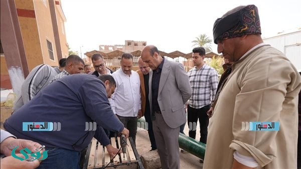 محافظ أسيوط يتفقد تنفيذ مقاعد خشبية ويتابع إعادة تأهيل أعمدة للإنارة