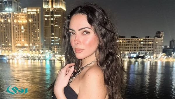 وئام مجدي تخطف الأنظار بإطلالة سوداء أنيقة على النيل